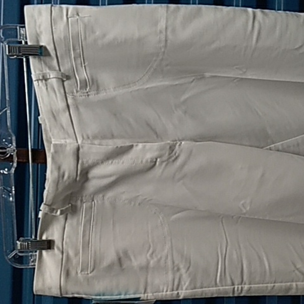 White Bermuda shorts. In Moda - Picture 2 of 3